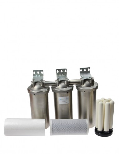 Wasserfilter für Wasserbrunnen. 3 Filtergehäuse mit verschiedene Filtereinsätze zur Wasserdesinfektion.