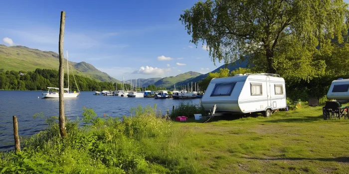 Wohnwagen am See mit Booten